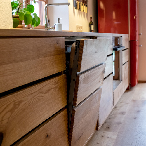 Küchen bauen wir sowohl im Landhausstil als auch mit glatten Fronten