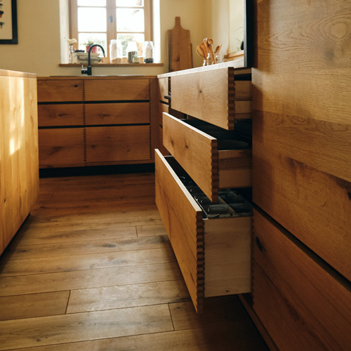 Küchen bauen wir sowohl im Landhausstil als auch mit glatten Fronten